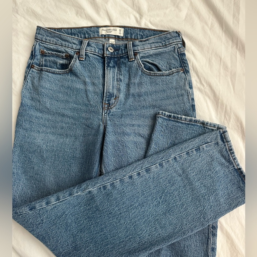 Abercrombie & Fitch Straight Mid-Rise Curve Love Jean